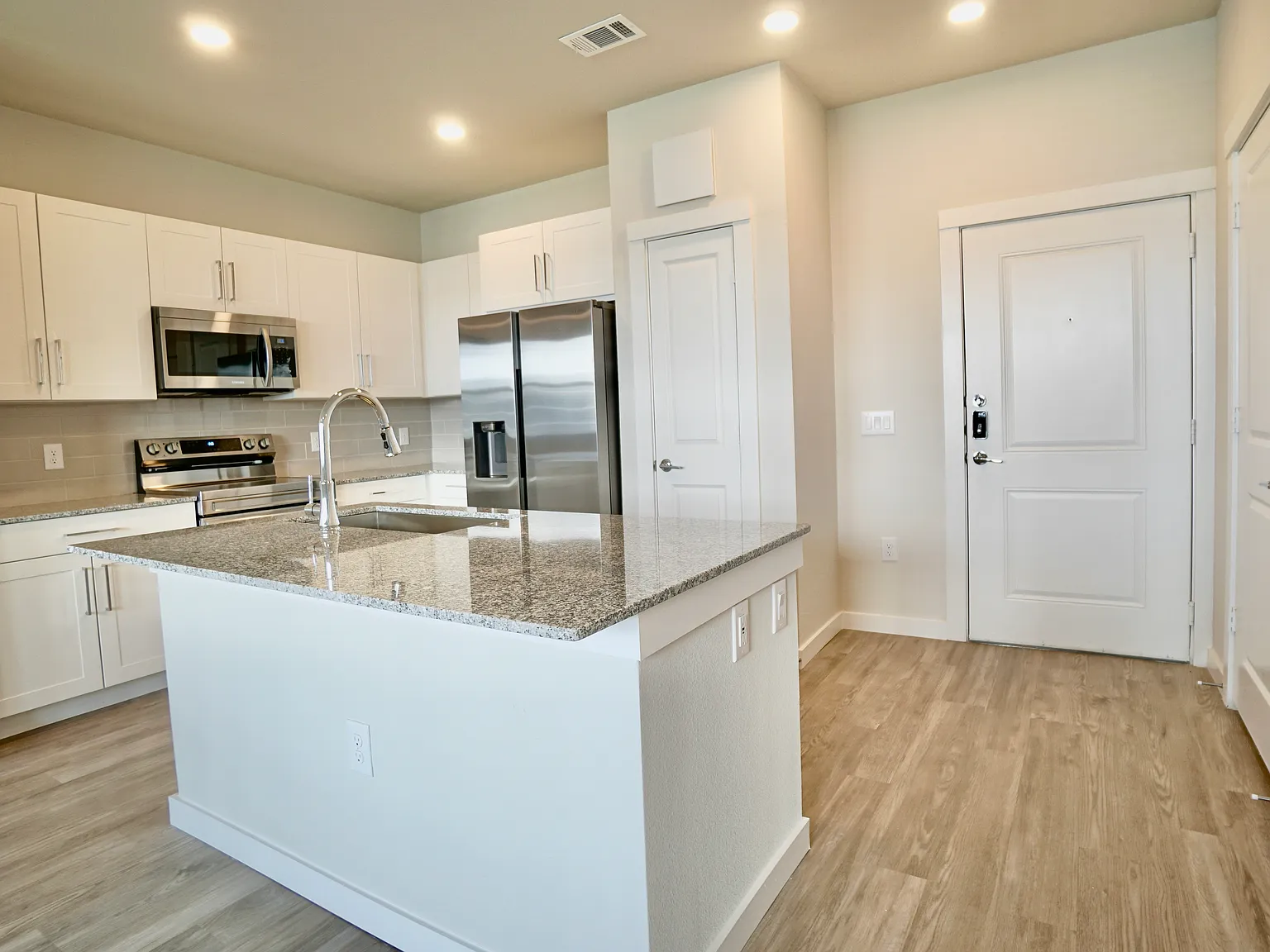 2 bed, 1180 sqft, $1,199 — Photo 3