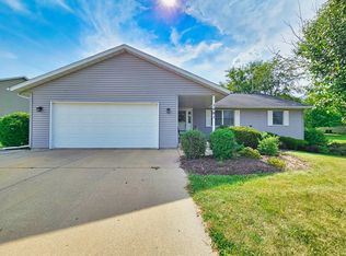 1661 W Apache Trl, Freeport, IL 61032