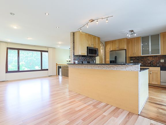 5th image of 188 Royce Dr