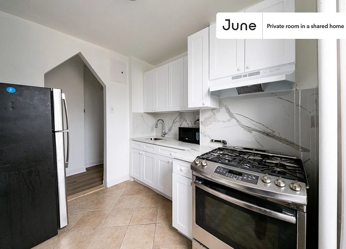 Queen bedroom in 4 bed/1 bath home in Sunset Park #1876 A — Photo 4