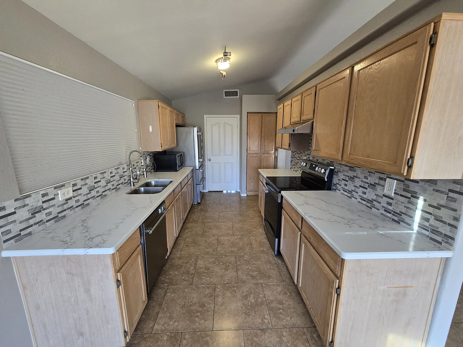 3 bed, 1339 sqft, $2,100 — Photo 2