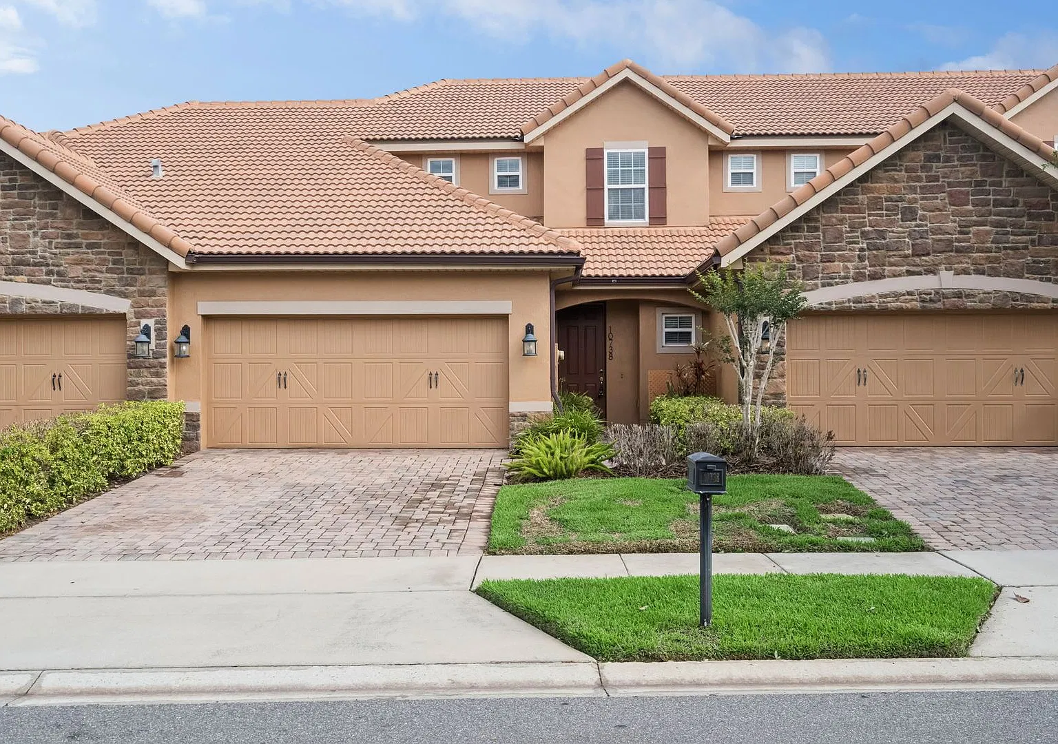 Beatiful Townhome in Guard Gated Eagle Creek 4/3.5/2 — Photo 1