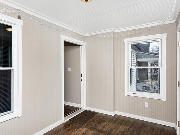 4th image of 854 Allen St