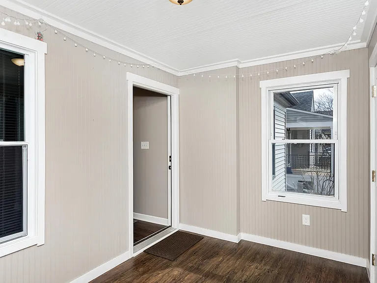 854 Allen St — Photo 4