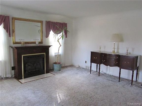 4th image of 18125 Deering St