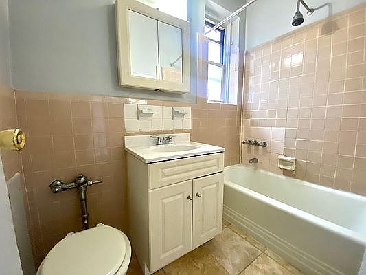 2nd image of 100 Winthrop St APT 1B