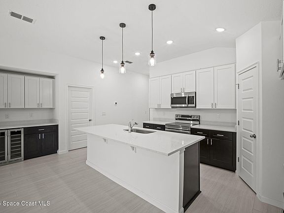 3rd image of 990 Waco Blvd SE