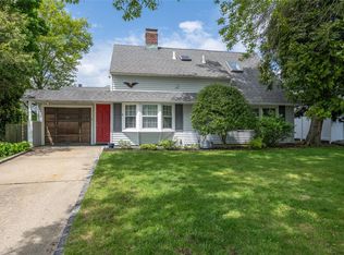 30 Flagstone Ln, Westbury, NY 11590
