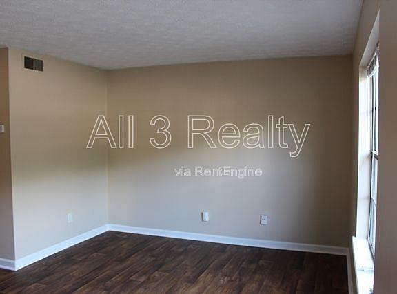 3rd image of 195 Meadowbrook Ct APT B