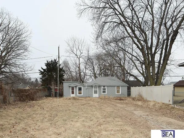 2330 N 69th St, Omaha, NE 68104