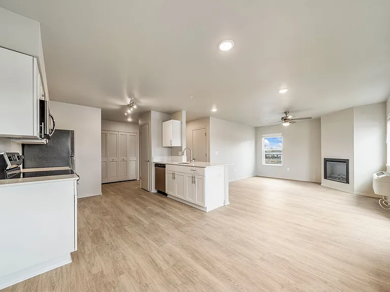 Leasing Special: $500 off 1 Month's Rent plus $1000 Standard Security Deposit! — Photo 13