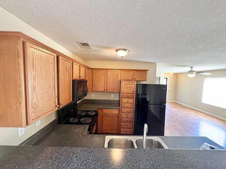 1507 Pemberton Ln — Photo 2