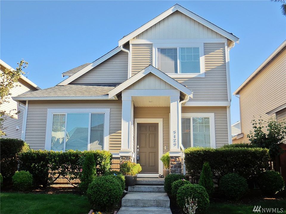 Great 2 story home in the Creekside neighborhood of Kent. 3 bedrooms, 2.5 baths & only 1 block away from the large neighborhood 