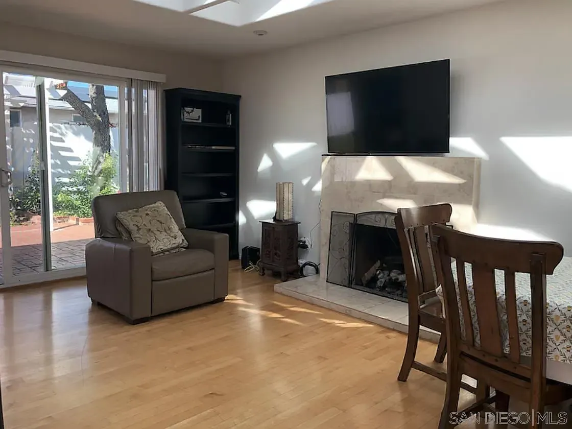 3 bed, 2.0 bath, 1319 sqft, $4,999 — Photo 4