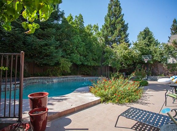 3rd image of 1304 Retreat Way