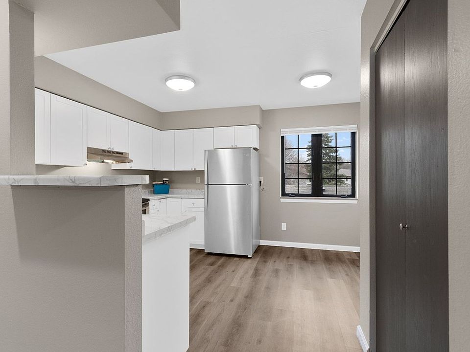 1st image of 410 Fox Shores Dr #4
