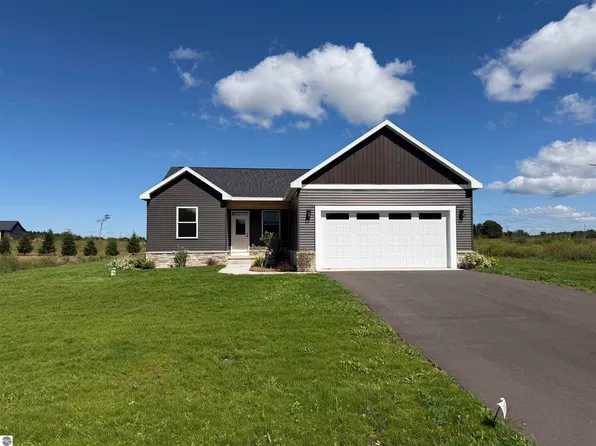 1144 Magnolia Dr, Traverse City, MI 49696