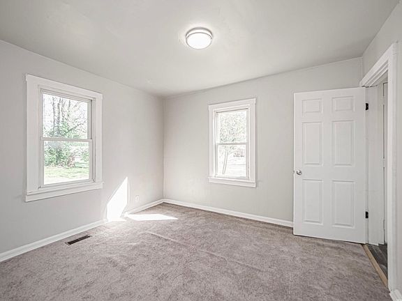 4th image of 305 Brown St
