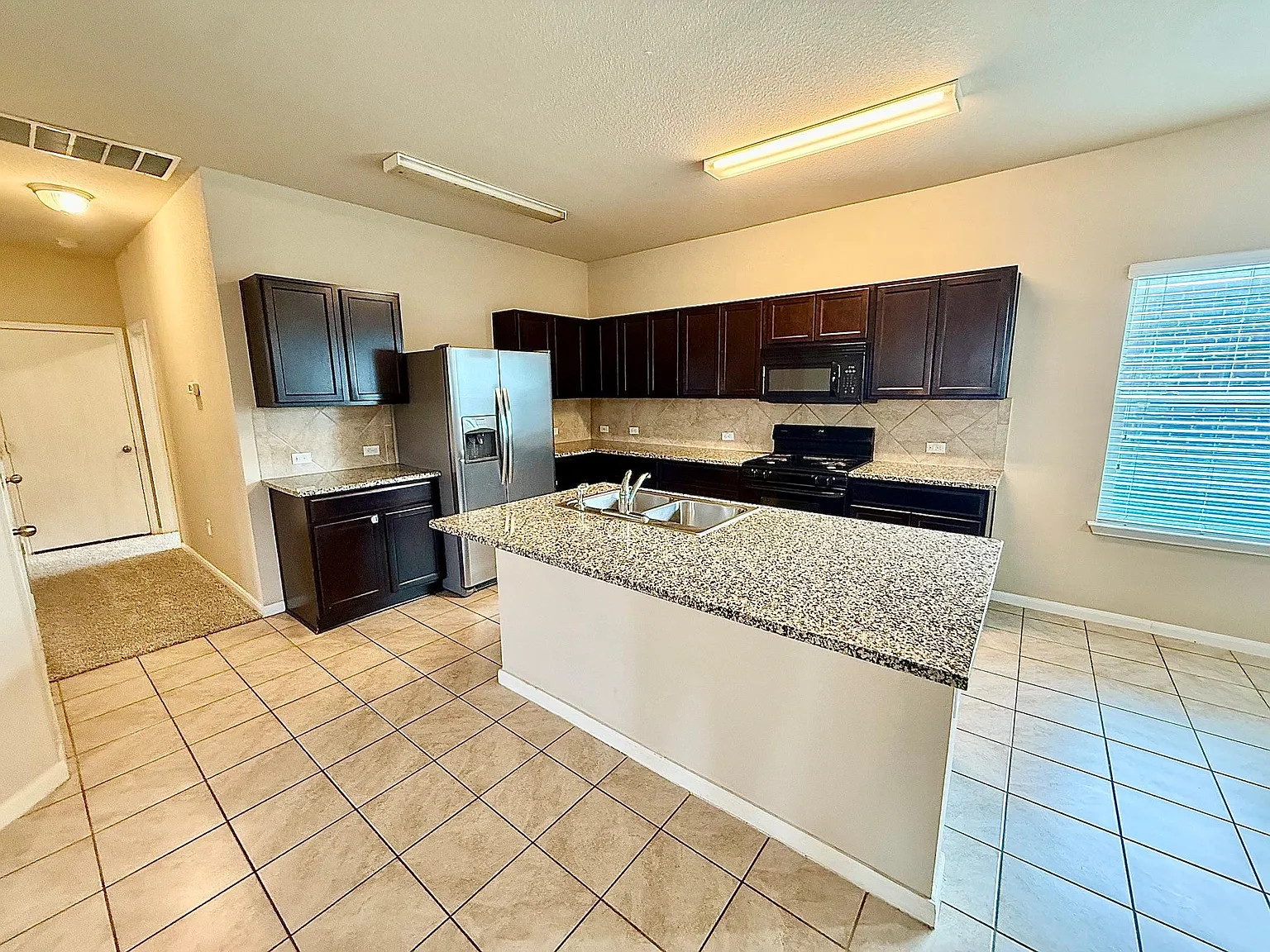 4 bed, 2.0 bath, 1732 sqft, $1,895 — Photo 3
