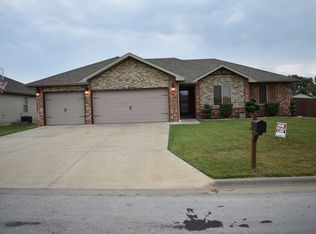 1174 S Hazelnut Ave, Springfield, MO 65802