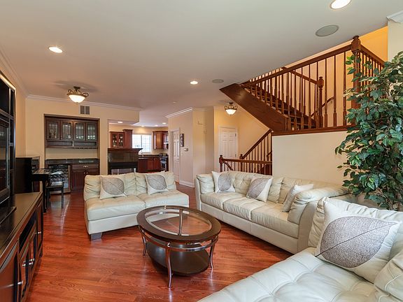 3rd image of 924 Shandrew Dr