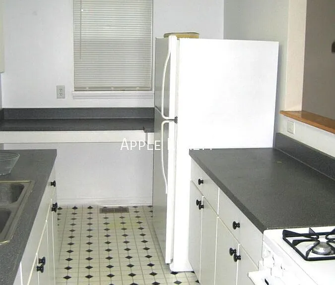 102 W Club Blvd #B — Photo 7