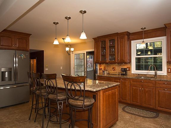 3rd image of 8 Wood Dale Dr