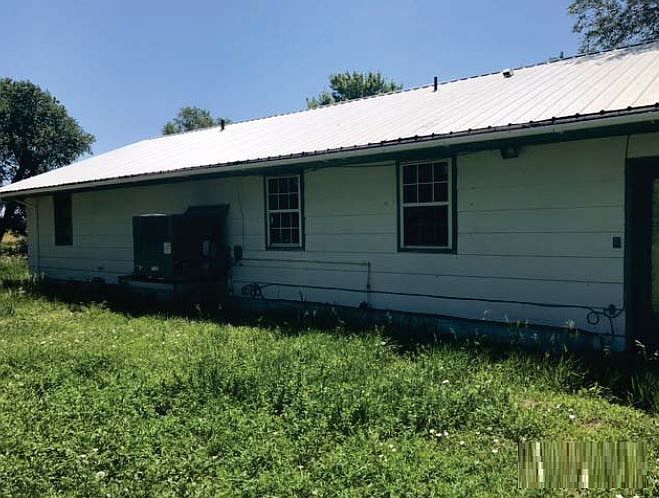 2nd image of 2821 Barn Rd