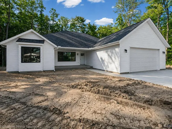 4251 Janice Ct, Fort Gratiot, MI 48059