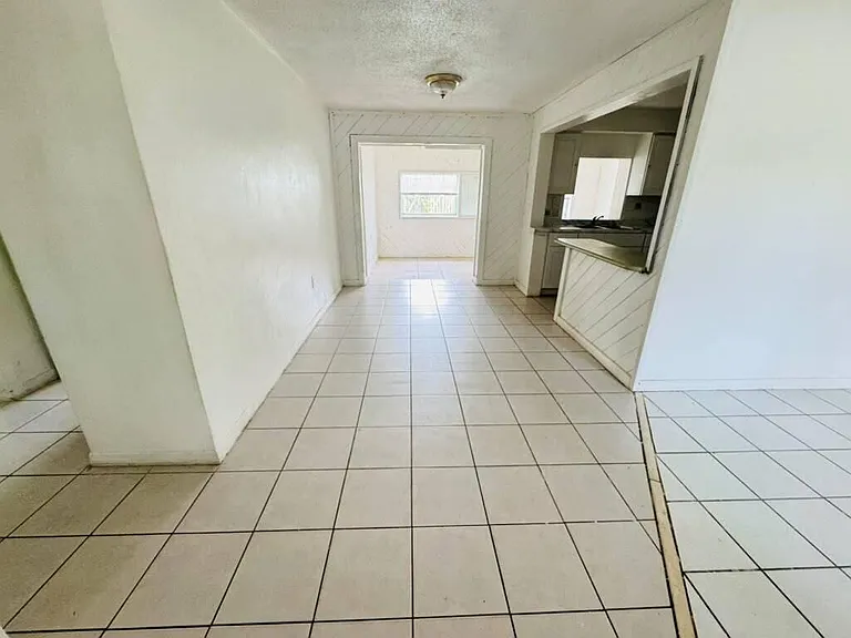 6400 NW 30th St — Photo 3