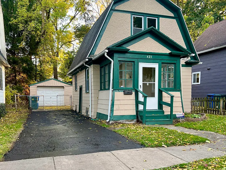423 Cottage St — Photo 4