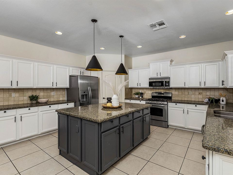 1st image of 2104 W Longhorn Dr