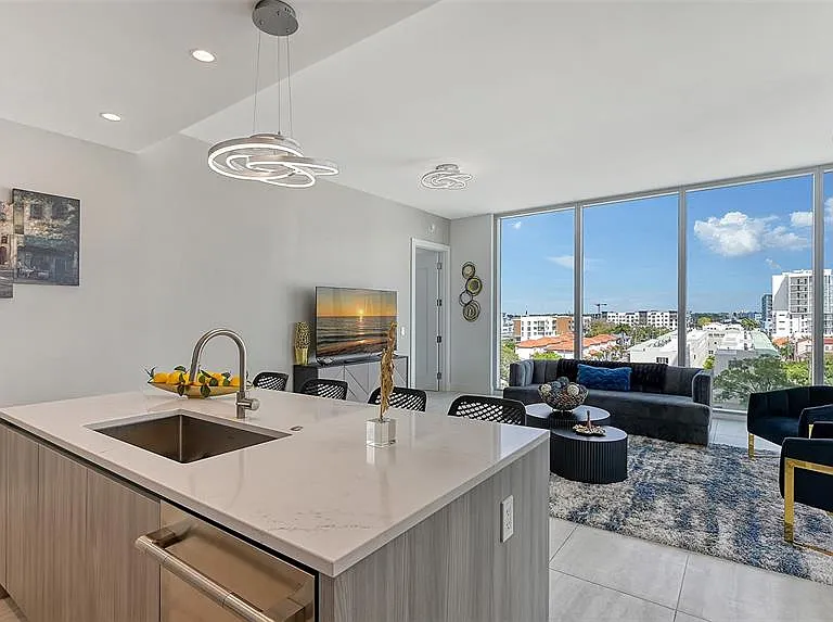 301 Quay Cmn #606 — Photo 3