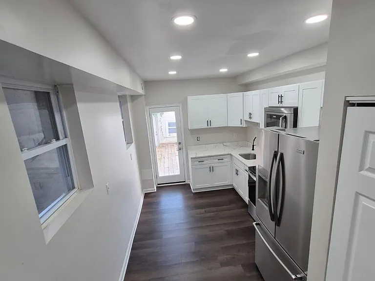 2015 E Fairmount Ave — Photo 27