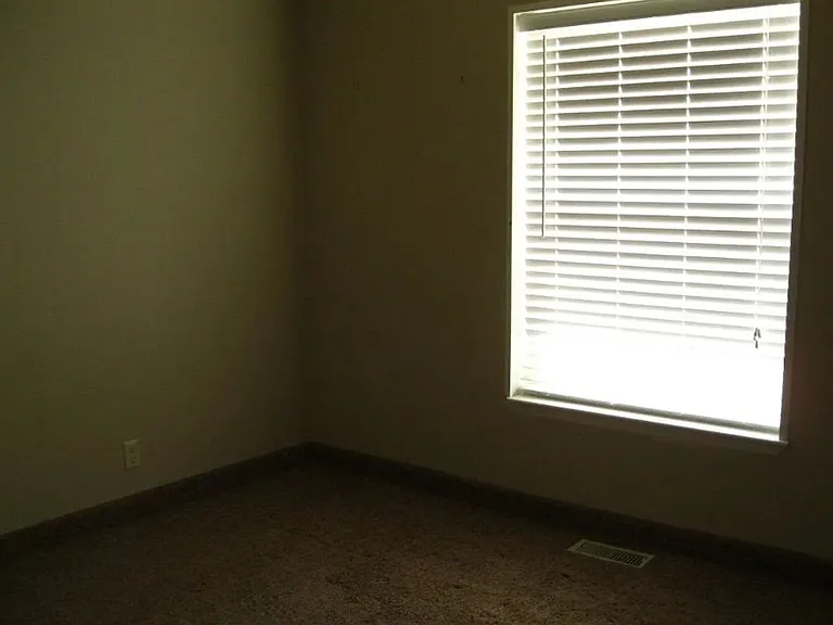 311 N Highland Dr — Photo 10
