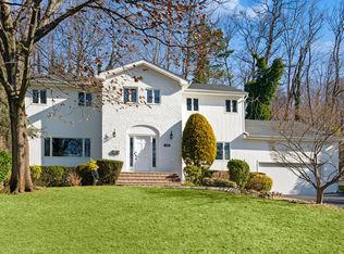 150 Peach Dr, Roslyn, NY 11576