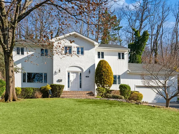 150 Peach Dr, Roslyn, NY 11576