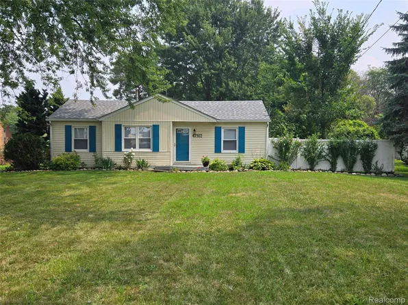 43982 North Ave, Clinton Township, MI 48036