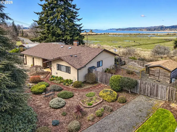 1605 Applewood Dr, Coos Bay, OR 97420