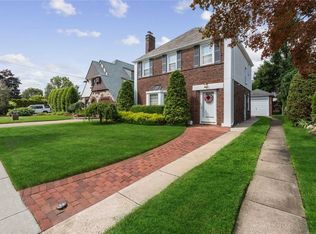 11 Berkley Rd, Mineola, NY 11501