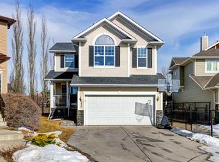 226 Cougarstone Gdns SW, Calgary, AB T3H 4W6