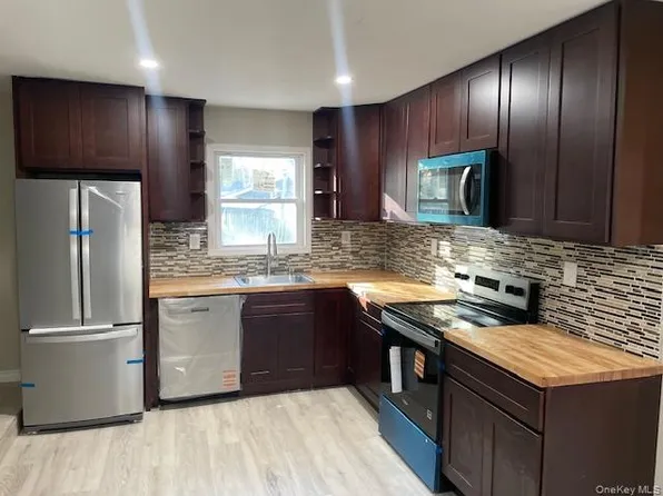 (undisclosed Address), Central Islip, NY 11722