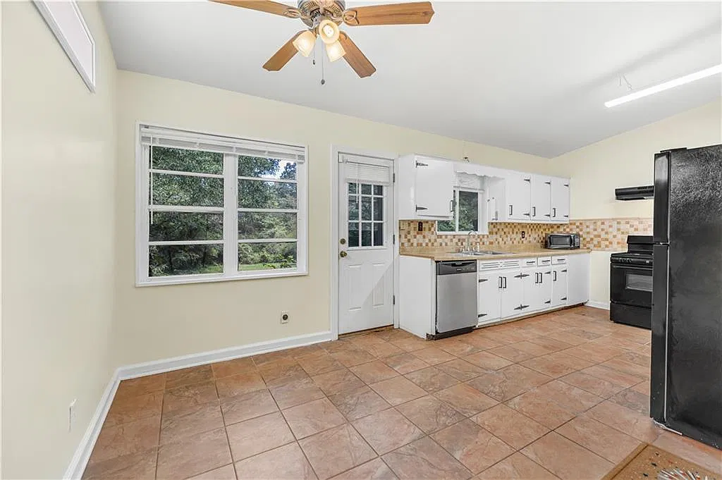 4 bed, 2.0 bath, 1487 sqft, $2,385 — Photo 2
