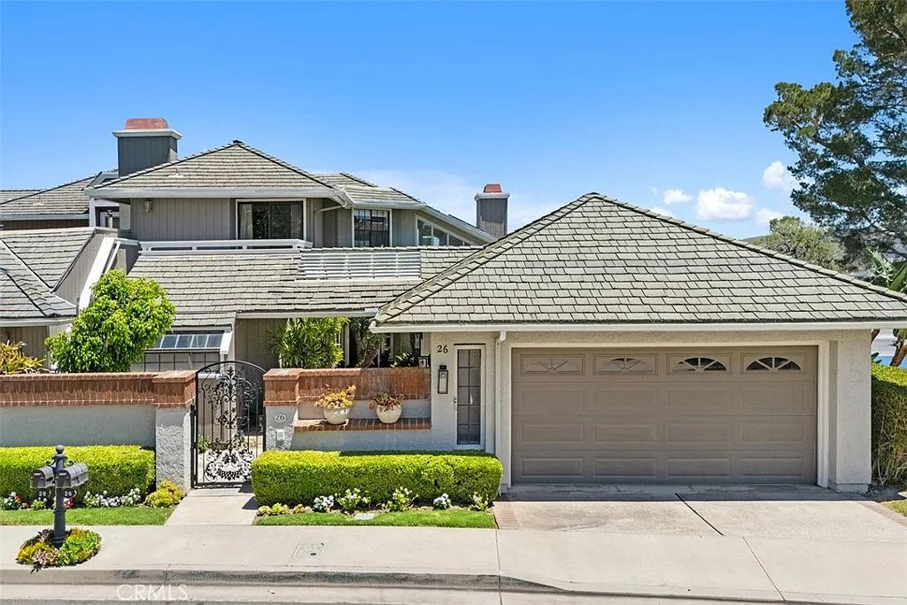 3 bed, 2.5 bath, 2438 sqft, $9,950 — Photo 3