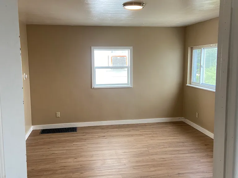 1004 Toman Ave — Photo 4