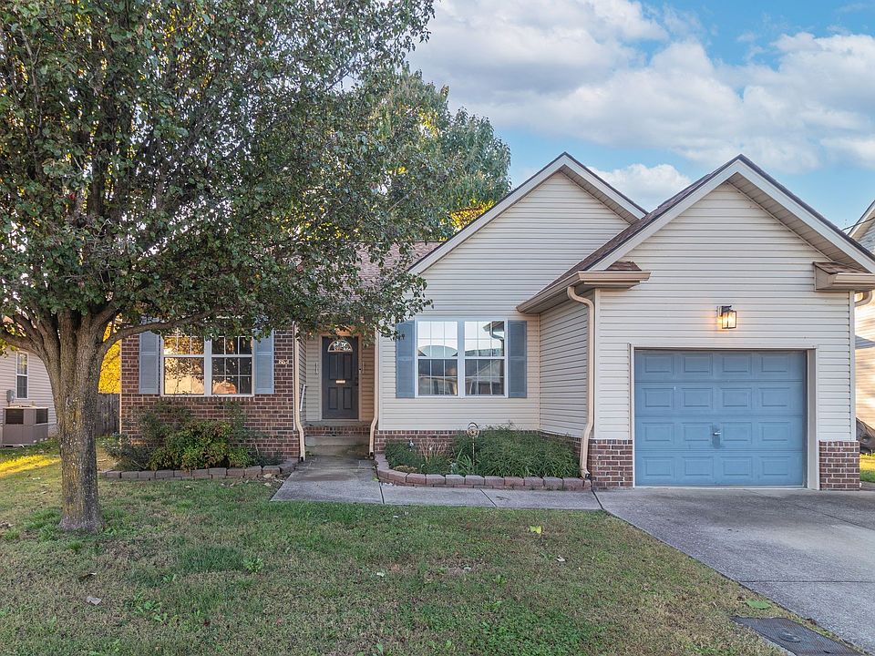 1st image of 864 Pin Oak Dr