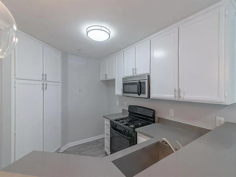 Warner Center Townhomes — Photo 7