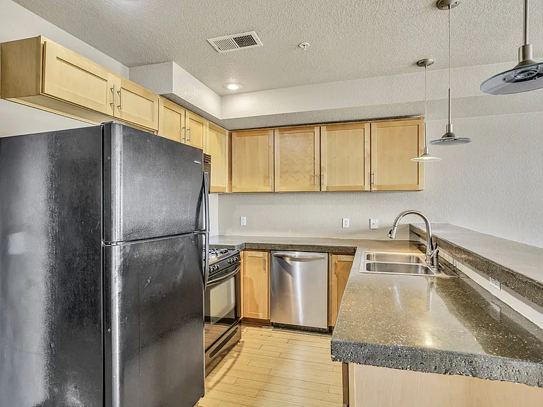 232 N Broadway #10 — Photo 19
