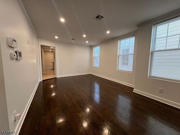 5th image of 736 Pennington St