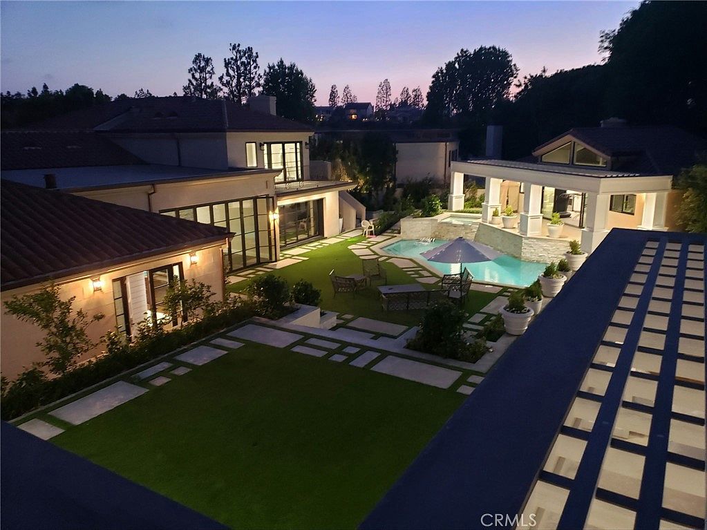 4 Inverness Ln